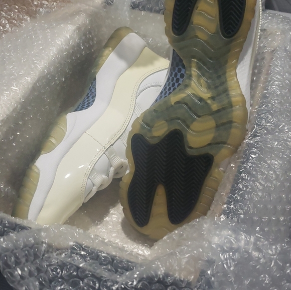 Jordan Colombia 11's size 8.5 - Picture 2 of 2